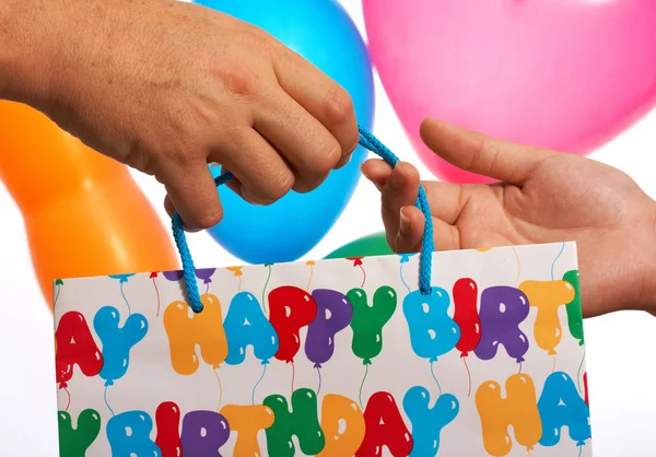 Het geven van een gift van de verjaardag of huidige — Stockfoto