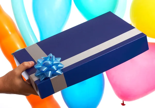 Recibir regalo de cumpleaños o regalo — Foto de Stock