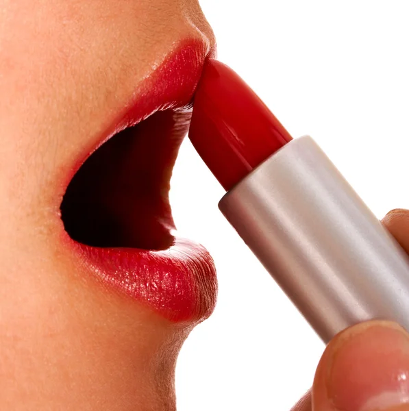 Rode lippenstift op haar lippen toe te passen — Stockfoto