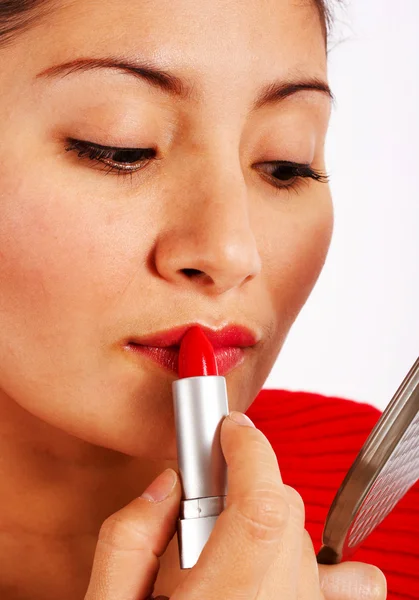 Kobieta stosująca czerwoną szminkę — Zdjęcie stockowe