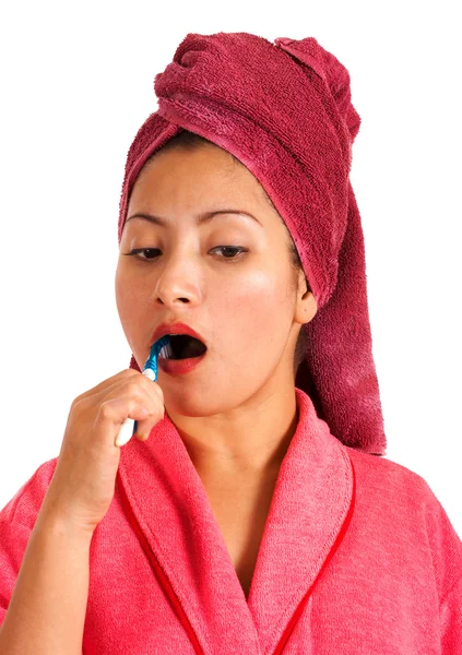 Жінка чистить зуби зубами щіткою — стокове фото