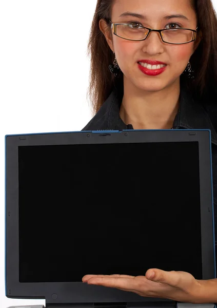 Menina mostrando mensagem na tela do computador — Fotografia de Stock