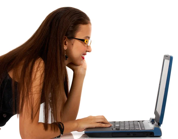 Νεαρή γυναίκα, χρησιμοποιώντας έναν υπολογιστή — Φωτογραφία Αρχείου