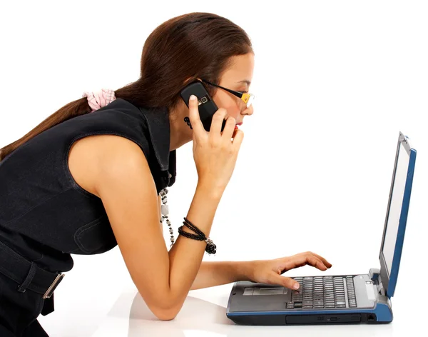Молода жінка на телефоні і комп'ютері — стокове фото
