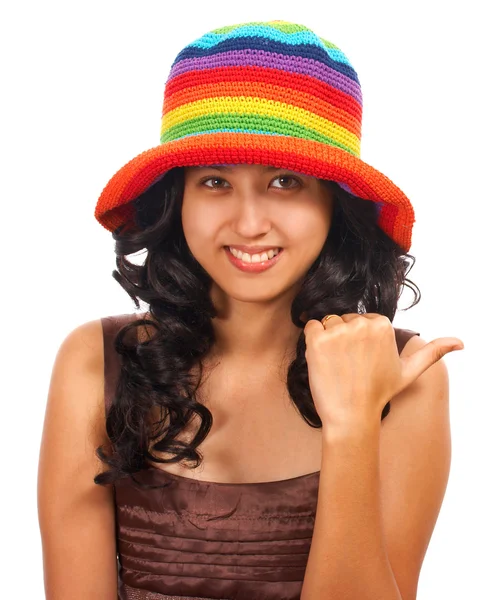 Adolescente em um chapéu sorrindo e batendo — Fotografia de Stock