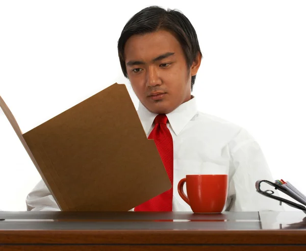 Офисный работник, читающий доклад — стоковое фото