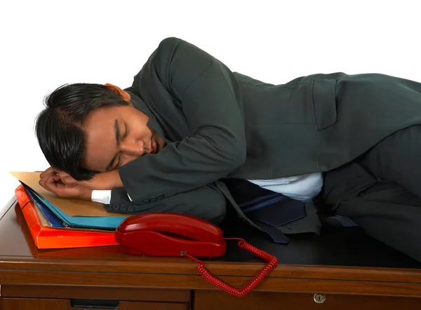 Zmęczony biznesmen, leżący na biurku — Zdjęcie stockowe