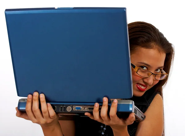 Дівчина таємно дивиться на її комп'ютер — стокове фото