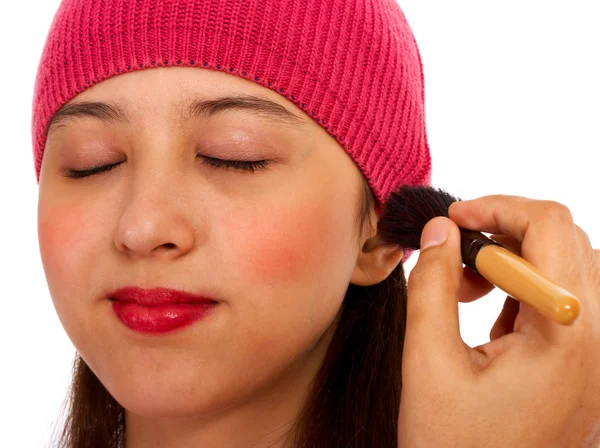 Tillämpa blusher kosmetiska makeup — Stockfoto