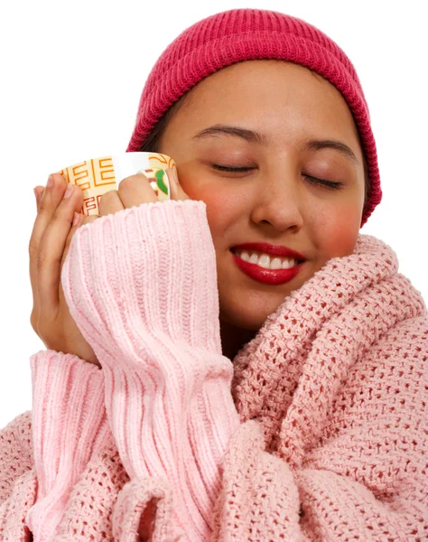 Meisje met een mok van koffie warm houden — Stockfoto