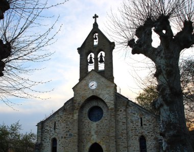 eski tarihi kilise ile büyük çan kulesi