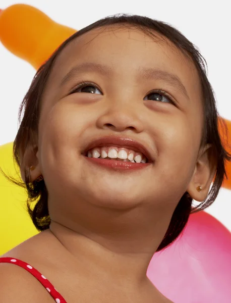 Boldog aranyos lány egy partin, mosolyogva — Stock Fotó