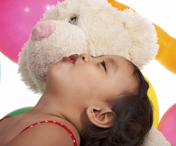 Kleines Kleinkind spielt mit ihrem Teddybär — Stockfoto