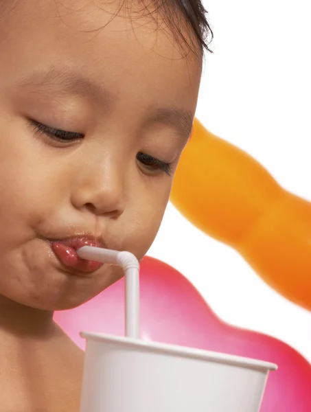 Assetato bambino avendo un drink — Foto Stock