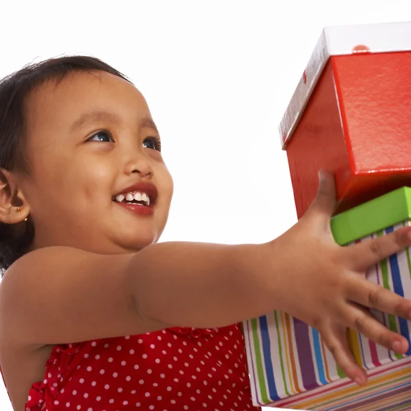 Malá holčička přijímání dárků — Stock fotografie