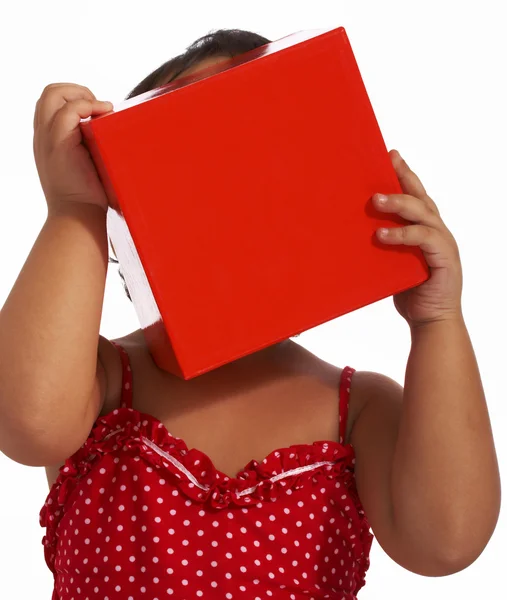 Дівчина ховається за подарунковою коробкою — стокове фото