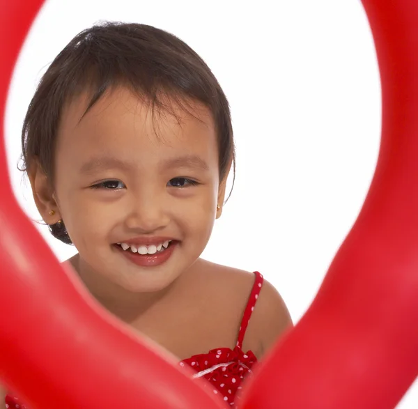 Ευτυχισμένος κορίτσι με ένα κόκκινο μπαλόνι — Φωτογραφία Αρχείου