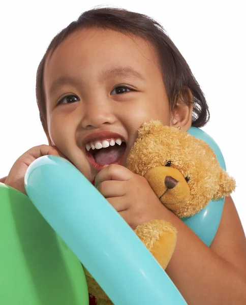 快乐的孩子举行一个玩具熊 — 图库照片