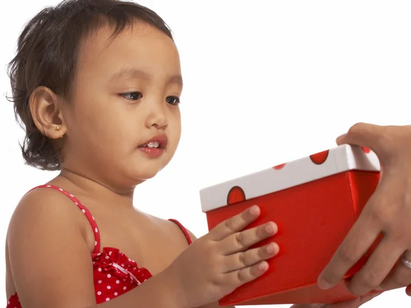 Garota de aniversário recebendo um presente — Fotografia de Stock