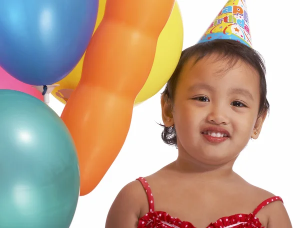 Маленька дитина насолоджується днем народження — стокове фото