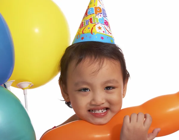 Kis gyerek élvezi a születésnapja귀여운 소녀를 위한 생일 파티 — 스톡 사진
