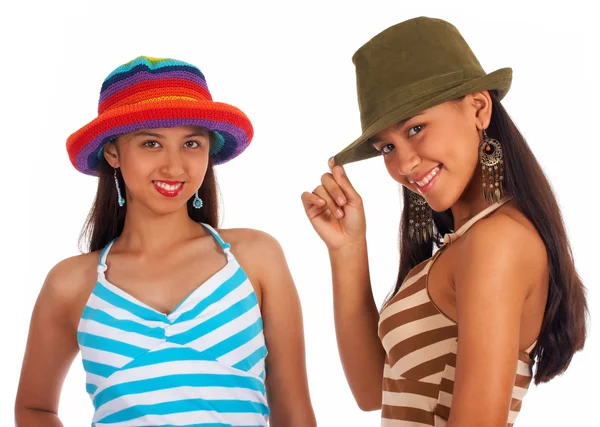 Дві дівчини-підлітки позують в капелюхах — стокове фото