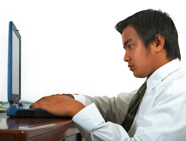 Muž ve své kanceláři pracuje na svém počítači — Stock fotografie