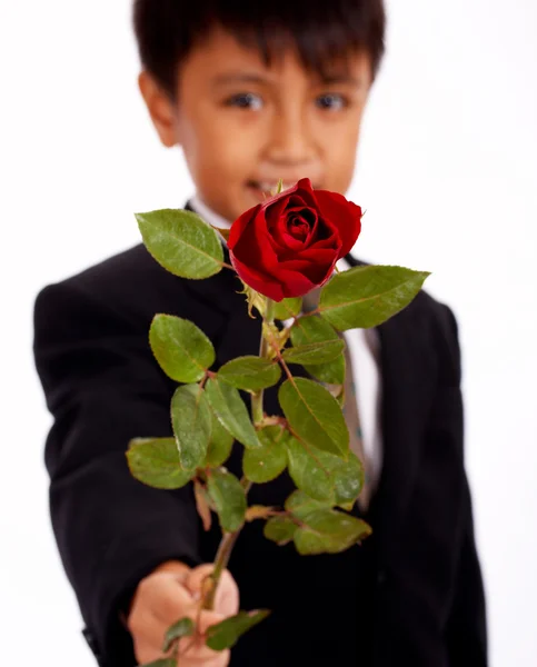 一个小女孩拿一朵玫瑰的男孩 — 图库照片