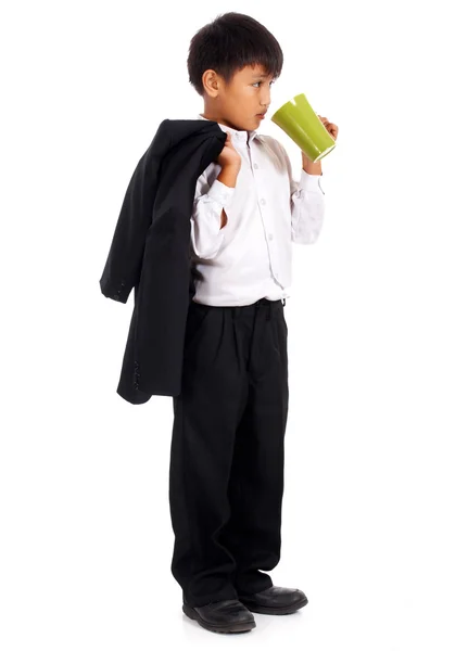 Chlapec v obleku pití kávy — Stock fotografie