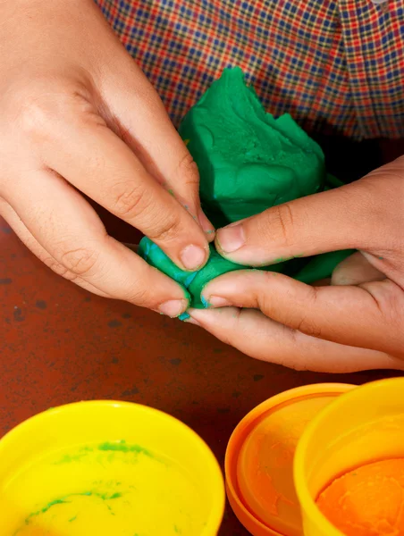 Giocare con pasta colorata — Foto Stock