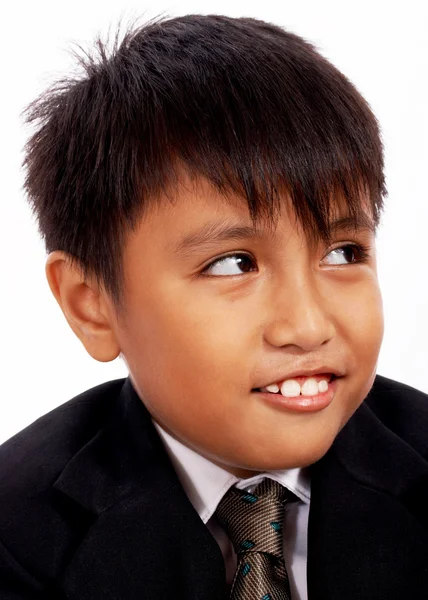 Lächelnder Junge im schwarzen Anzug — Stockfoto