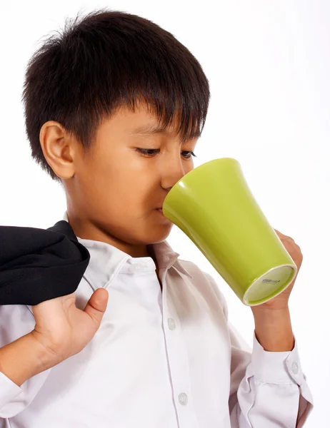 Chlapec v obleku, pití z hrnečku — Stock fotografie