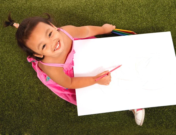 Kid kreslení obrázek a s úsměvem — Stock fotografie