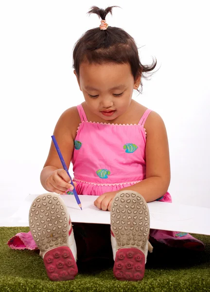 Молодая девушка рисует на бумаге для рисования — стоковое фото