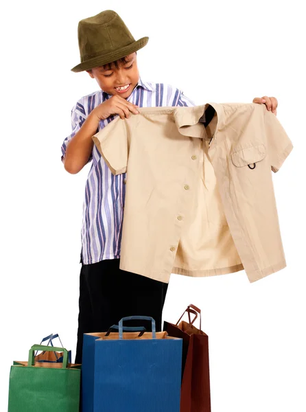 Chlapec při pohledu na koupené oblečení — Stock fotografie