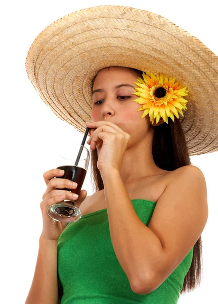 Mädchen genießt ein kaltes Getränk — Stockfoto