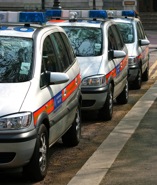 Linha de carros da polícia em Inglaterra Reino Unido — Fotografia de Stock