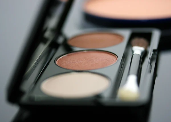 Beauty Using Makeup Eye Shadow — Stock Photo, Image