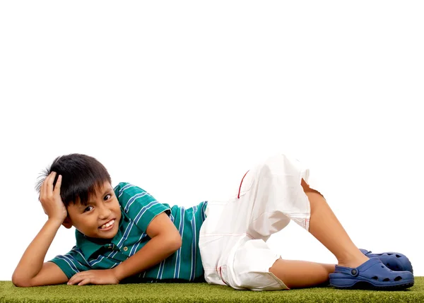 Chlapec odpočívat na trávě — Stock fotografie