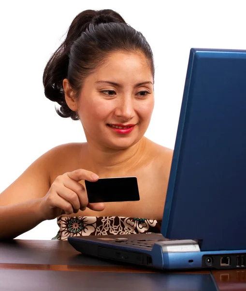 Клієнт використовує кредитну картку щоб купити на її комп'ютері — стокове фото