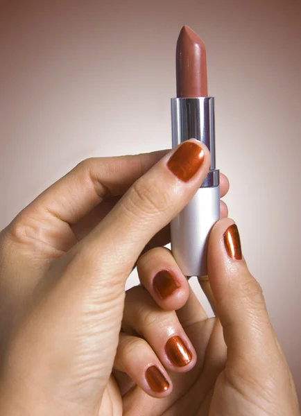 Esmalte de uñas rojo y lápiz labial rojo — Foto de Stock