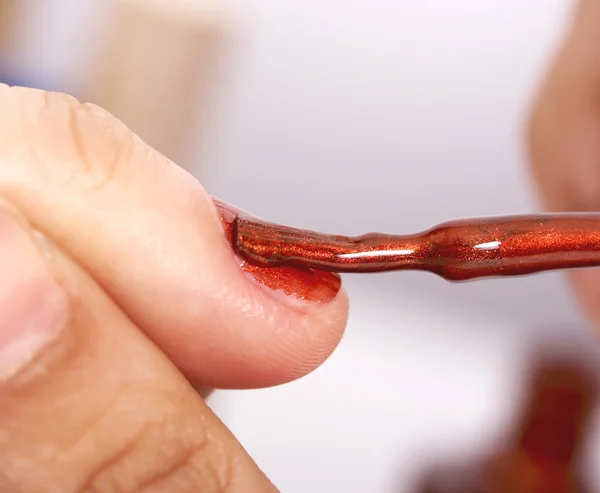 Att sätta på nagellack att försköna naglar — Stockfoto