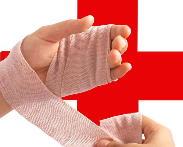 Envolvendo uma bandagem em torno da mão — Fotografia de Stock