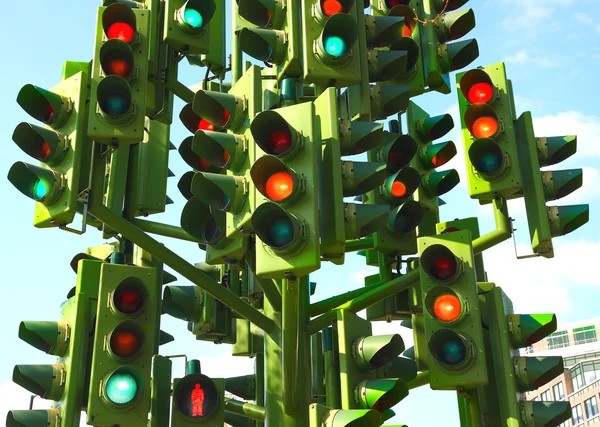Luzes de trânsito confusas em um cruzamento ocupado — Fotografia de Stock