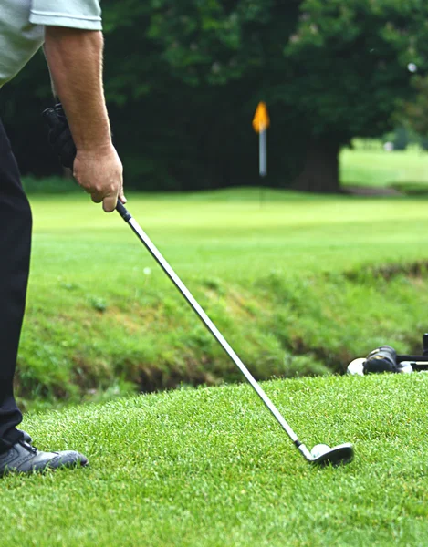 Nadhazování golfový míček na zelené — Stock fotografie