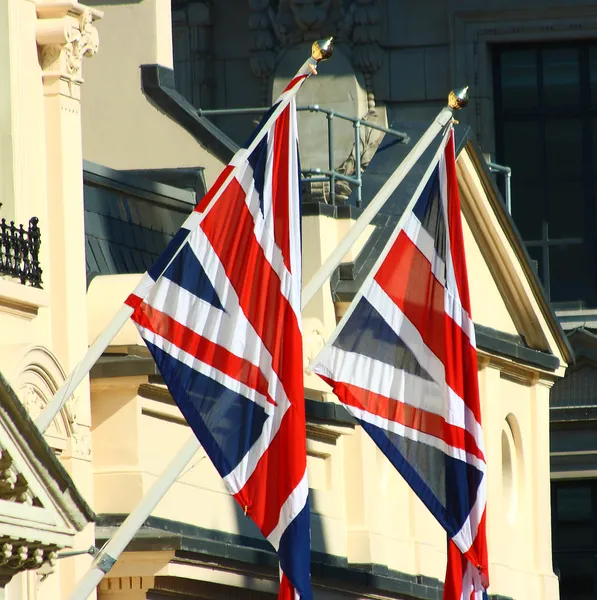 British Union Jacks Fora de um edifício na Inglaterra — Fotografia de Stock