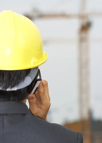 Bauunternehmer am Telefon bei der Inspektion einer Baustelle — Stockfoto