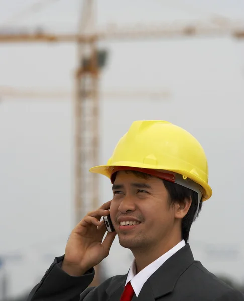 Bauunternehmer telefoniert auf Baustelle — Stockfoto