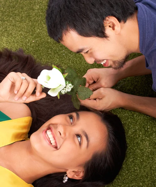 Chłopak daje jej dziewczyna kwiat — Zdjęcie stockowe