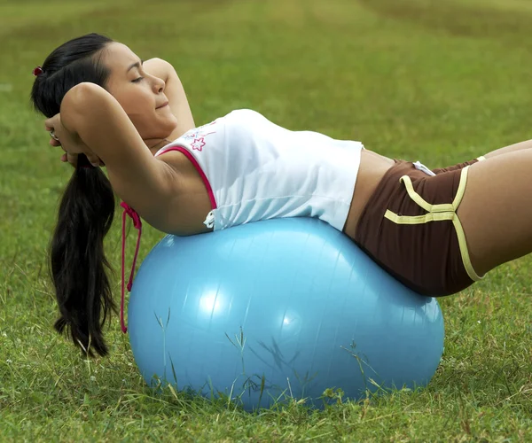 Gör sit-ups med övning boll — Stockfoto